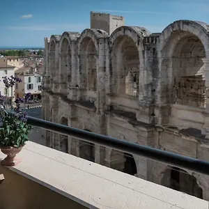 Avec Balcon Donnant Sur Les Arenes D'arles Appartement